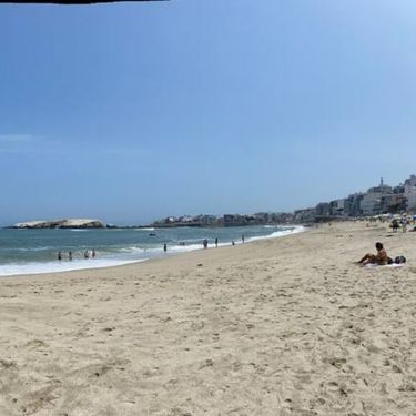 Foto panorámica de Playa Blanca Punta Hermosa, queda a 10 minutos caminando de la casa en venta en Miramar.