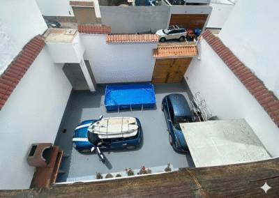Toma del patio de la casa en venta ubicada en Punta Hermosa mostrando su capacidad, entran dos carros y una piscina estructural.