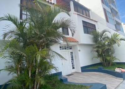 Fotografía con ángulo del frontis de una casa en venta ubicada en Punta Hermosa